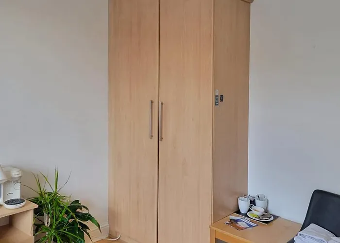 Central Stay With Free Parking Private Room In Shared Flat